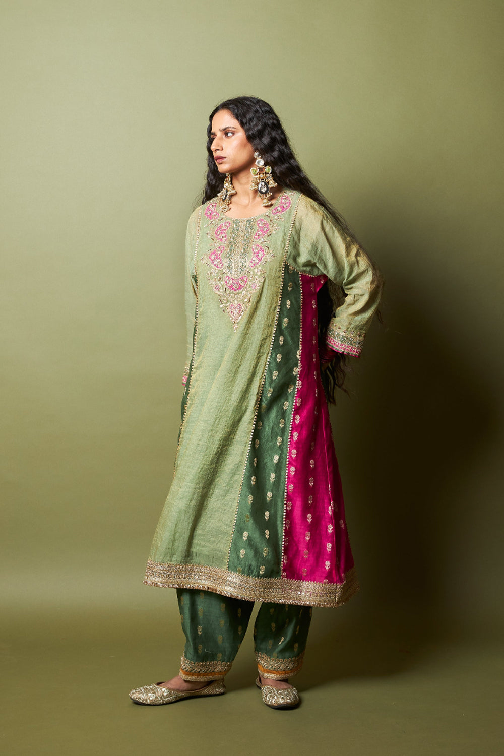 Ratna Pratha Embroidered Kurta Set