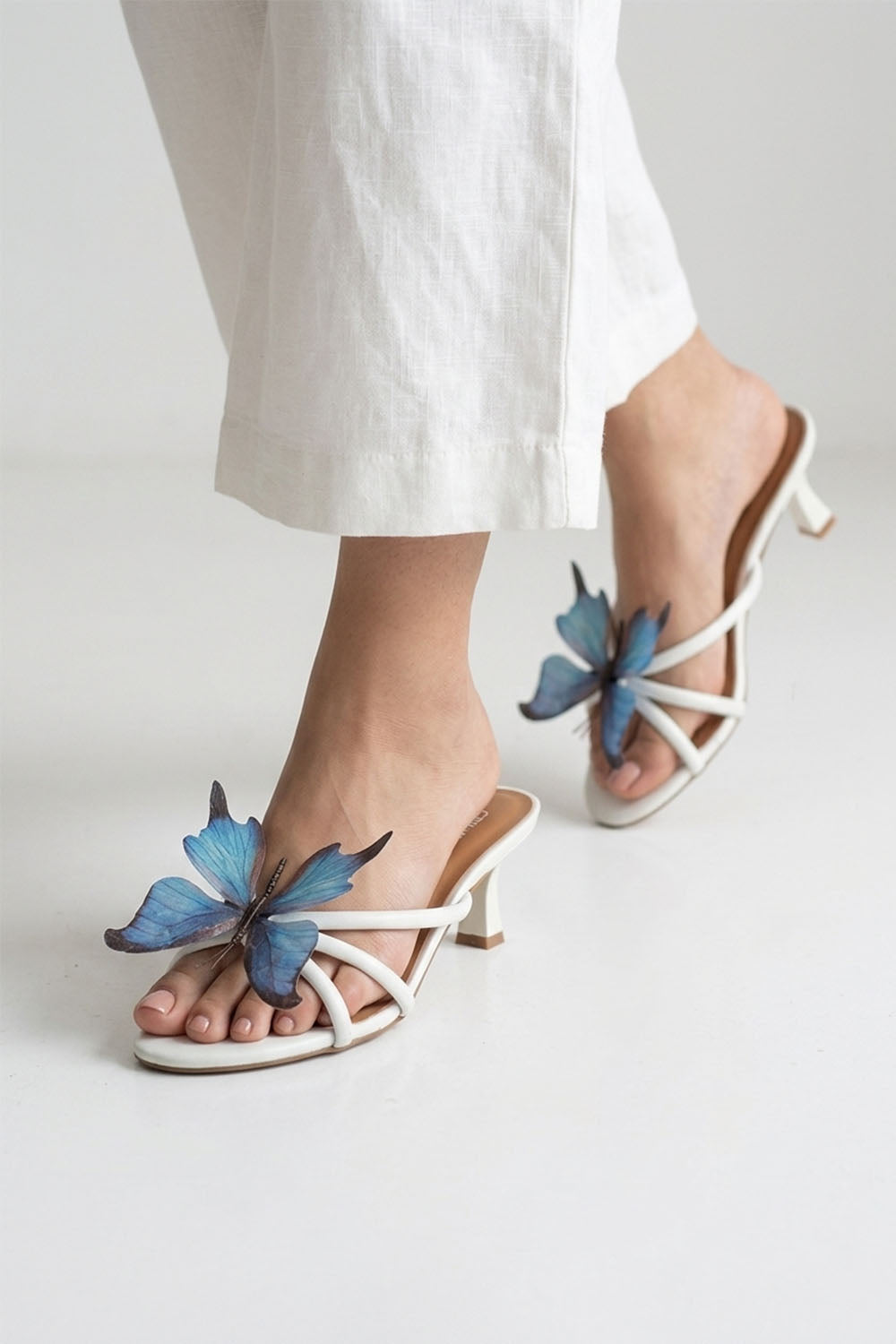 Mariposa White Kitten Heel & Detachable Blue Butterfly